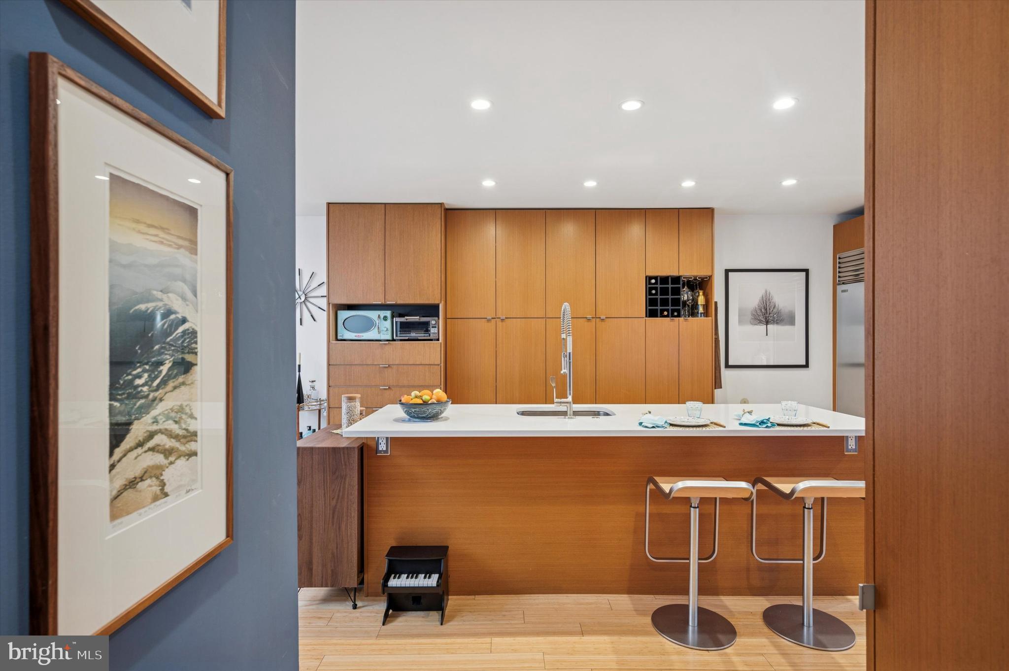 953 N AMERICAN STREET