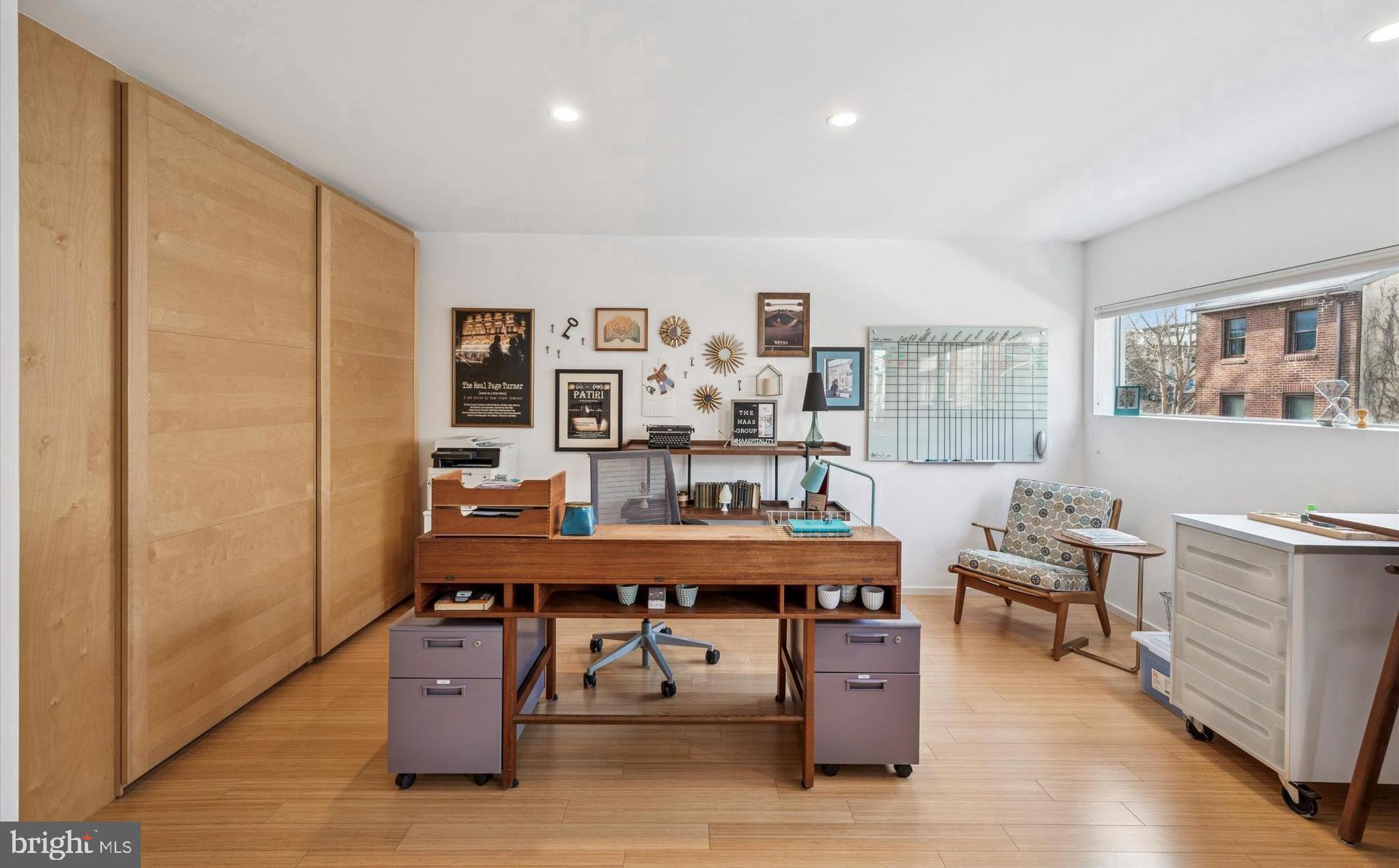 953 N AMERICAN STREET