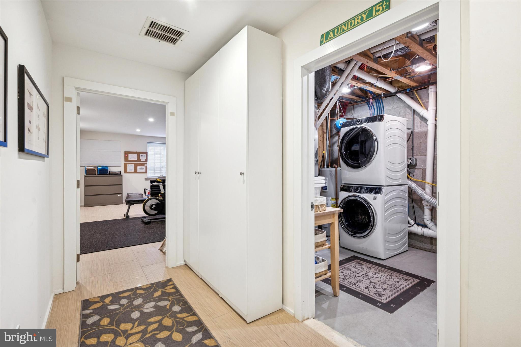 953 N AMERICAN STREET