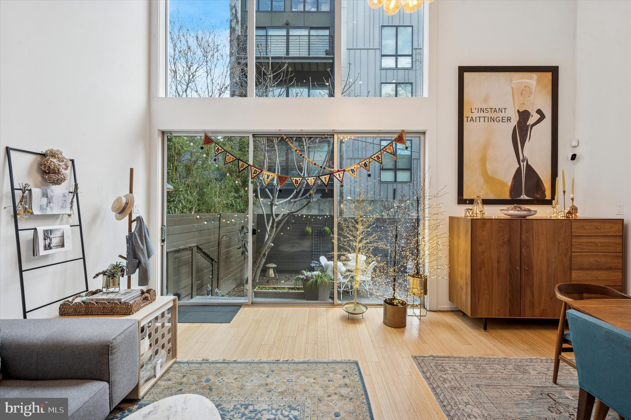 953 N AMERICAN STREET