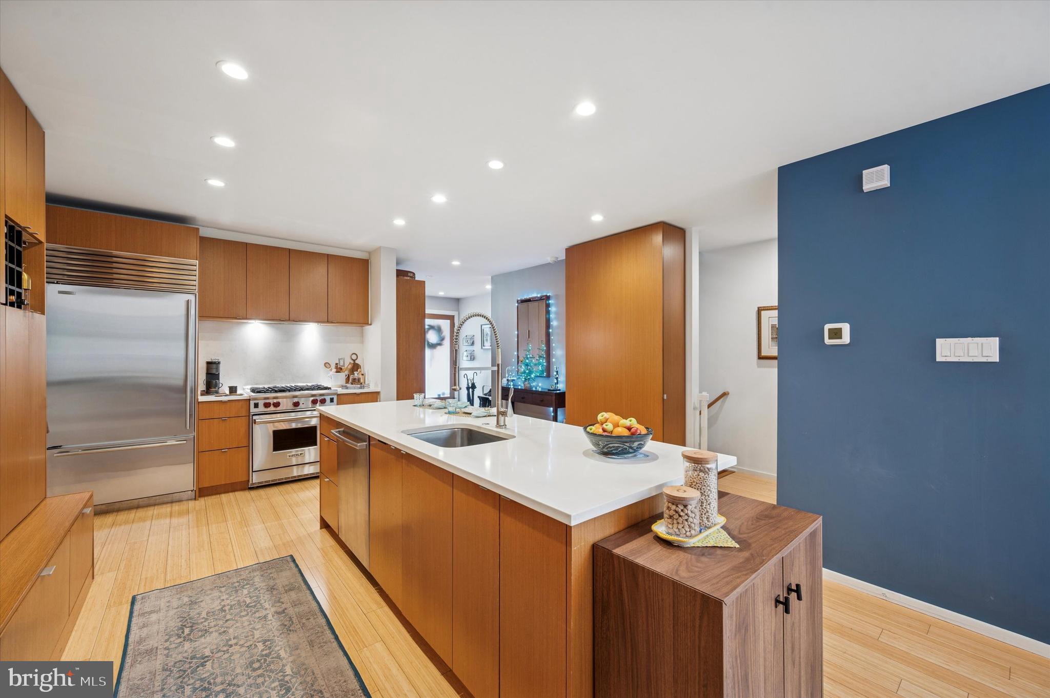 953 N AMERICAN STREET