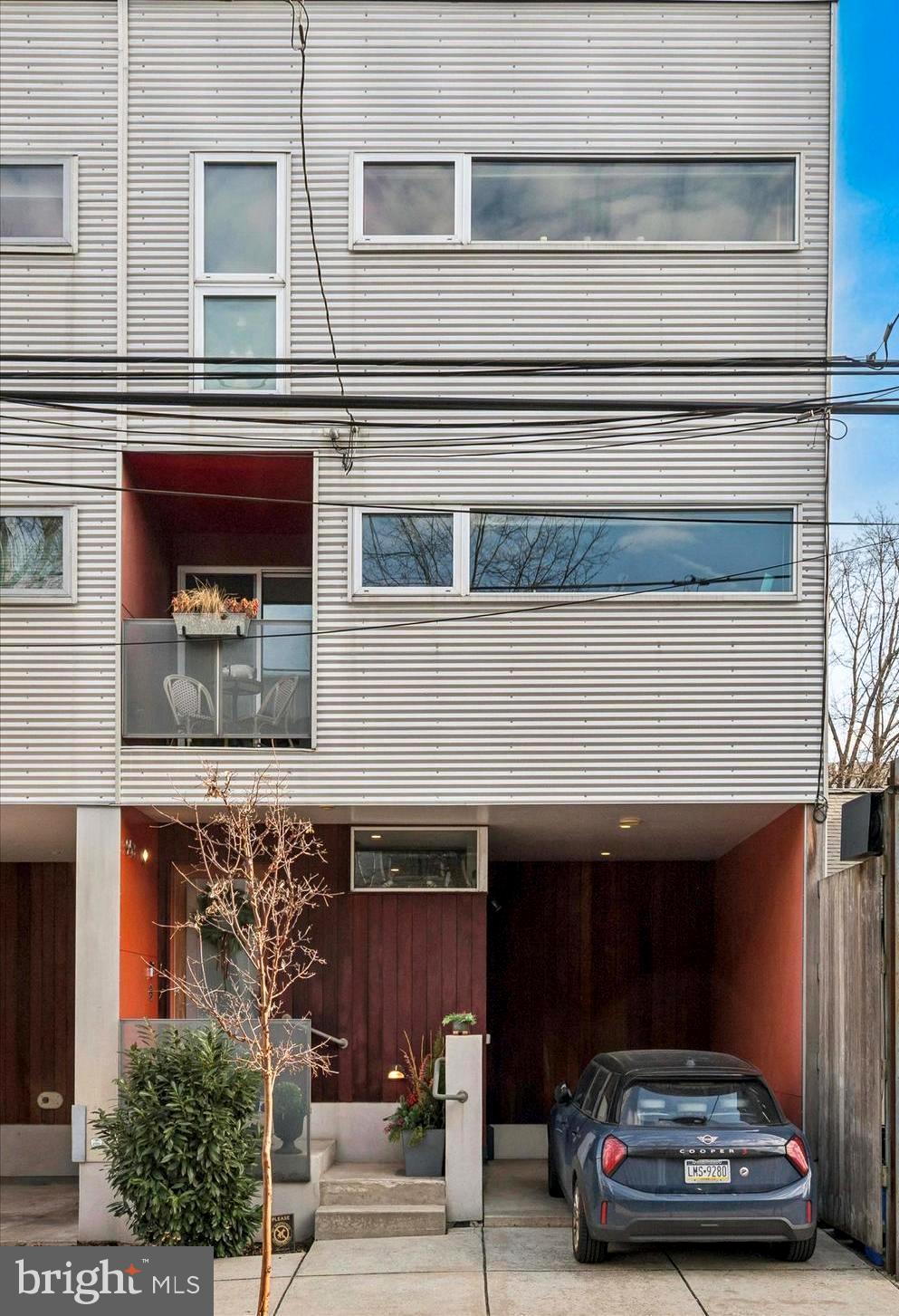 953 N AMERICAN STREET