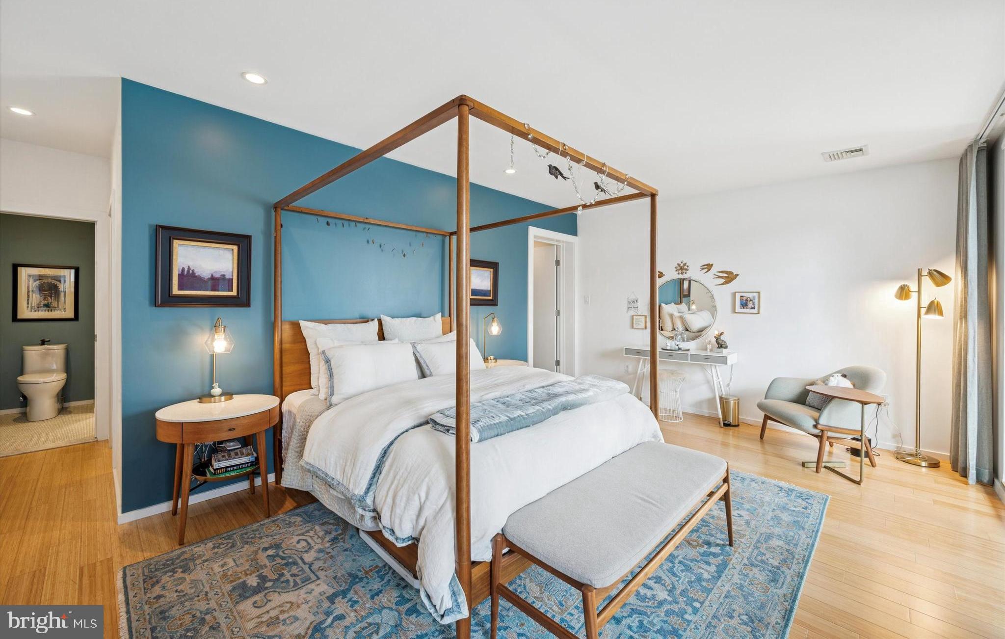 953 N AMERICAN STREET