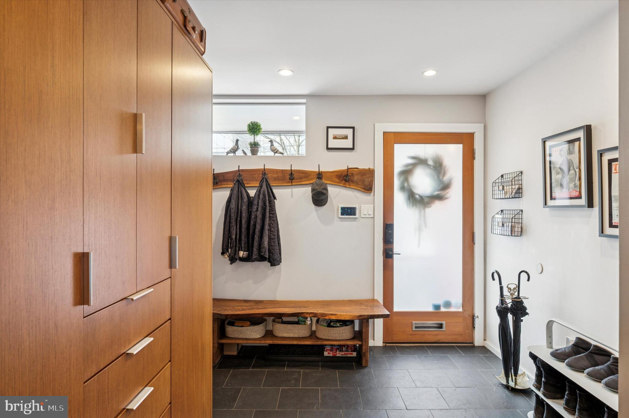 953 N AMERICAN STREET