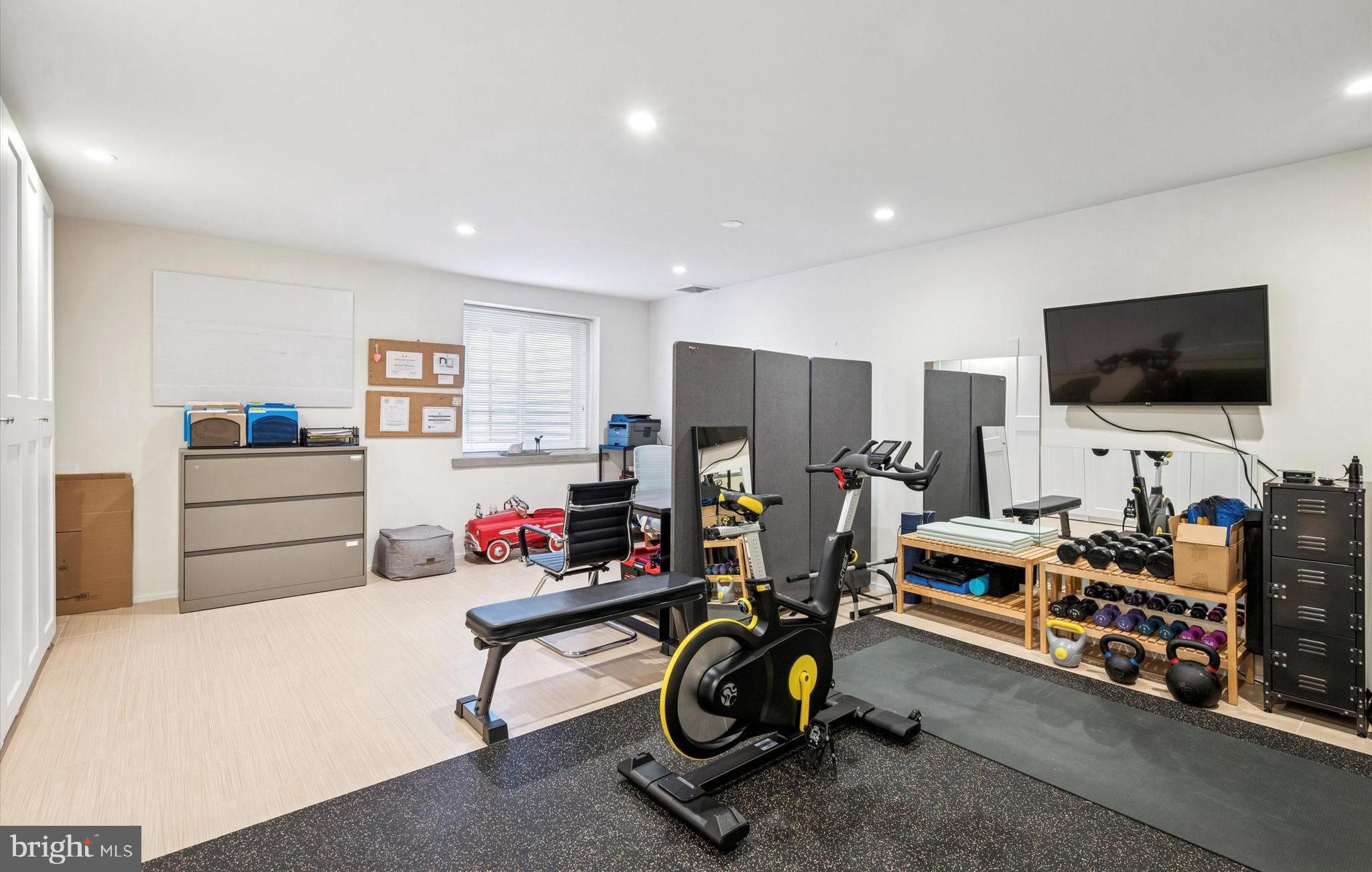 953 N AMERICAN STREET