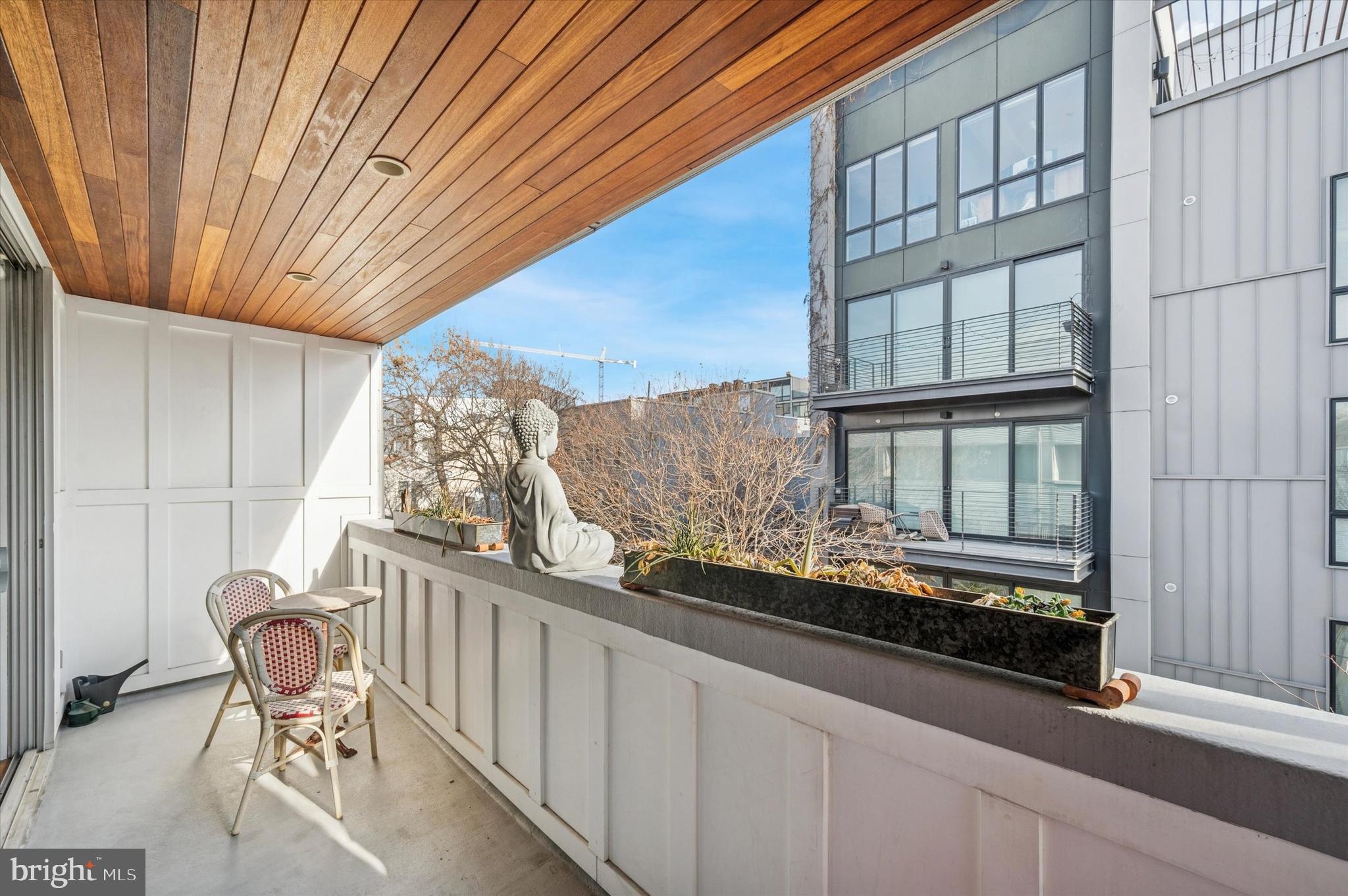 953 N AMERICAN STREET