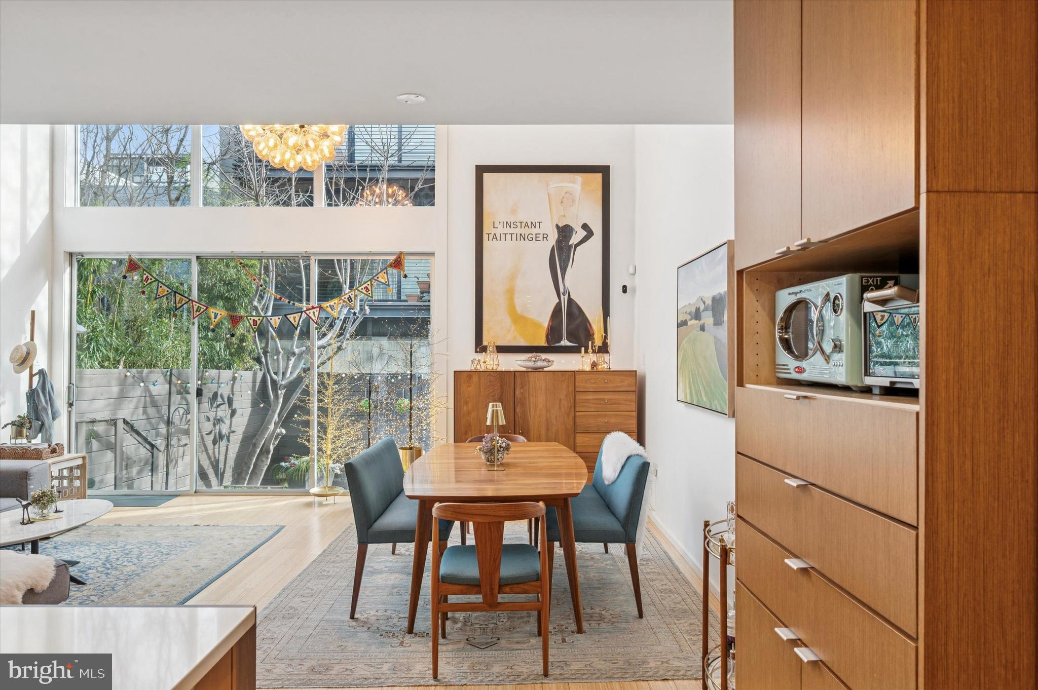 953 N AMERICAN STREET