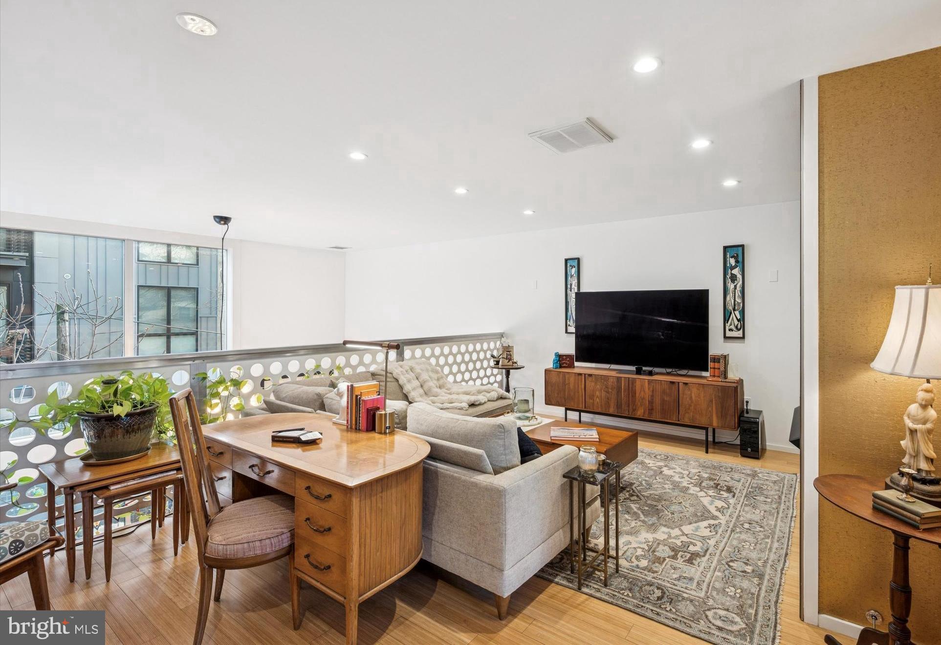 953 N AMERICAN STREET