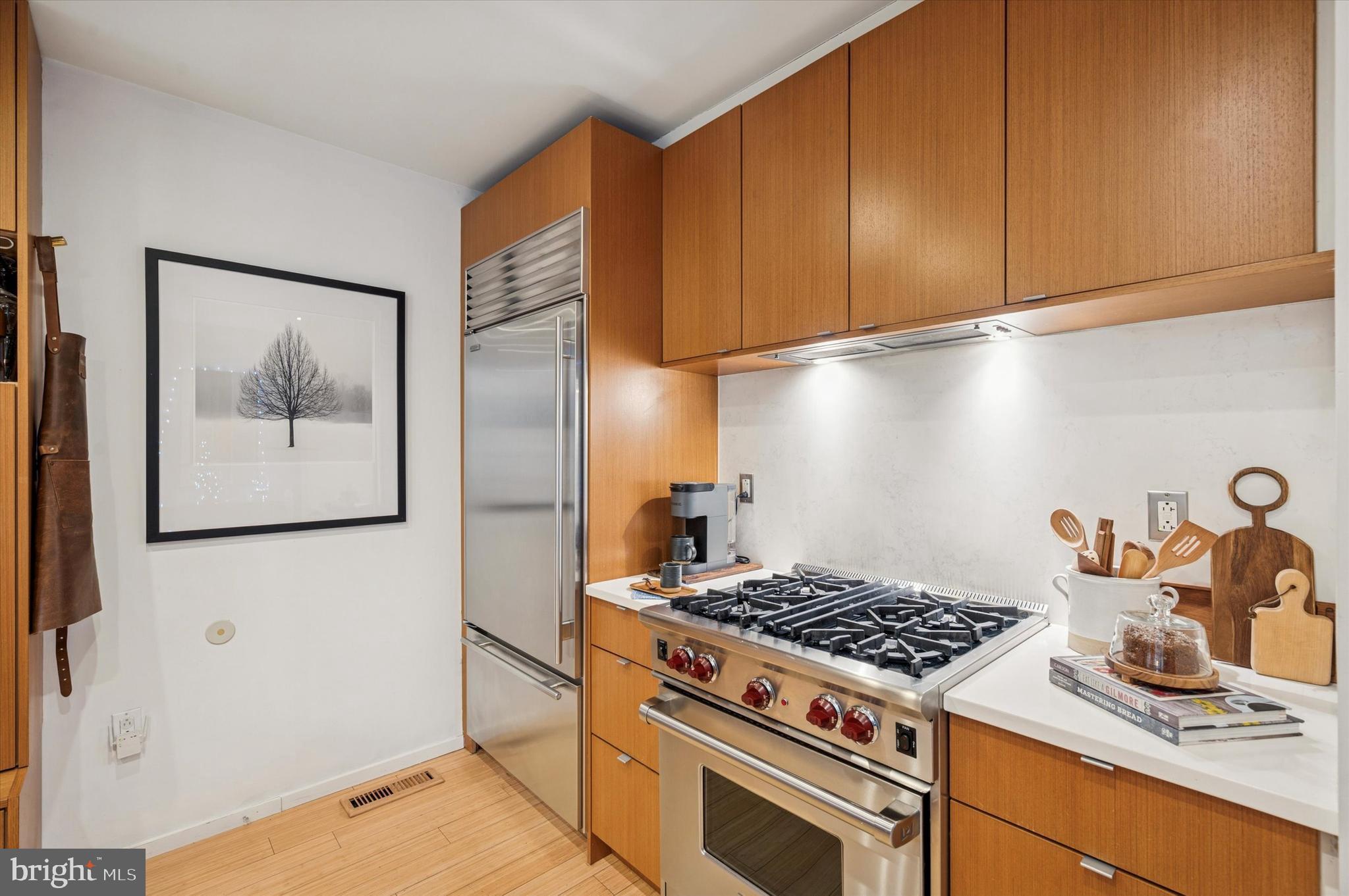 953 N AMERICAN STREET