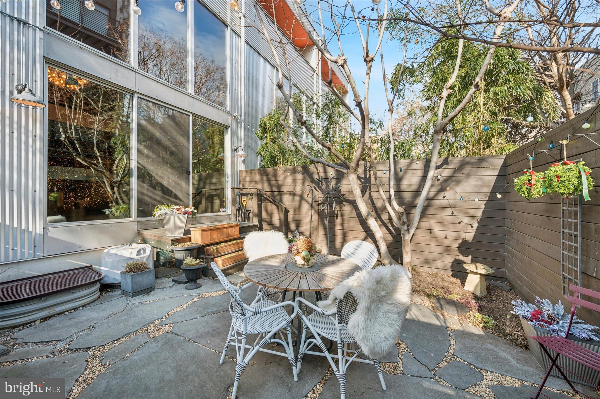 953 N AMERICAN STREET