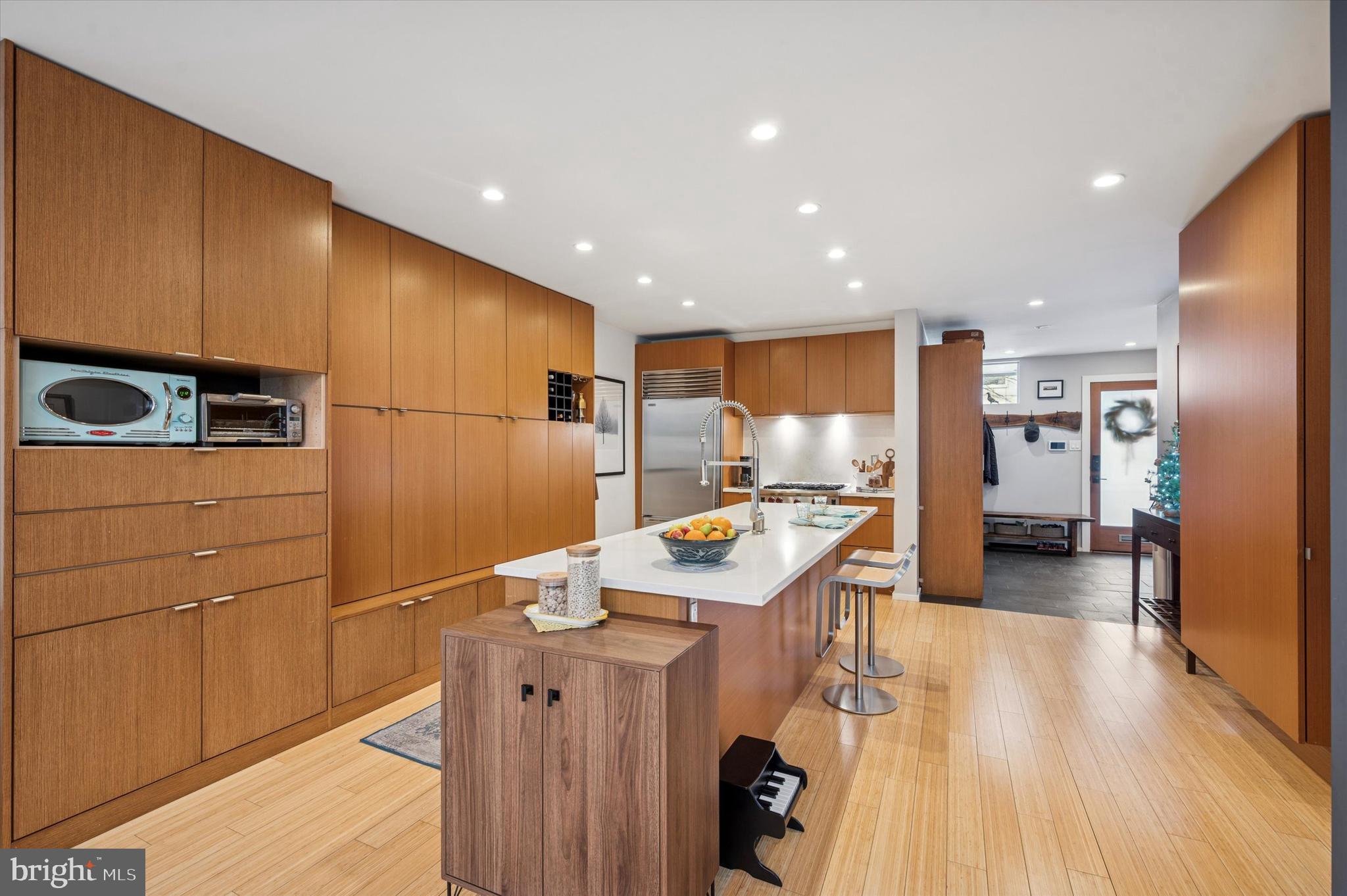 953 N AMERICAN STREET