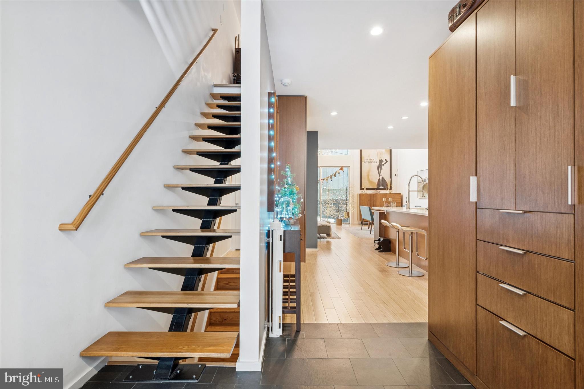 953 N AMERICAN STREET