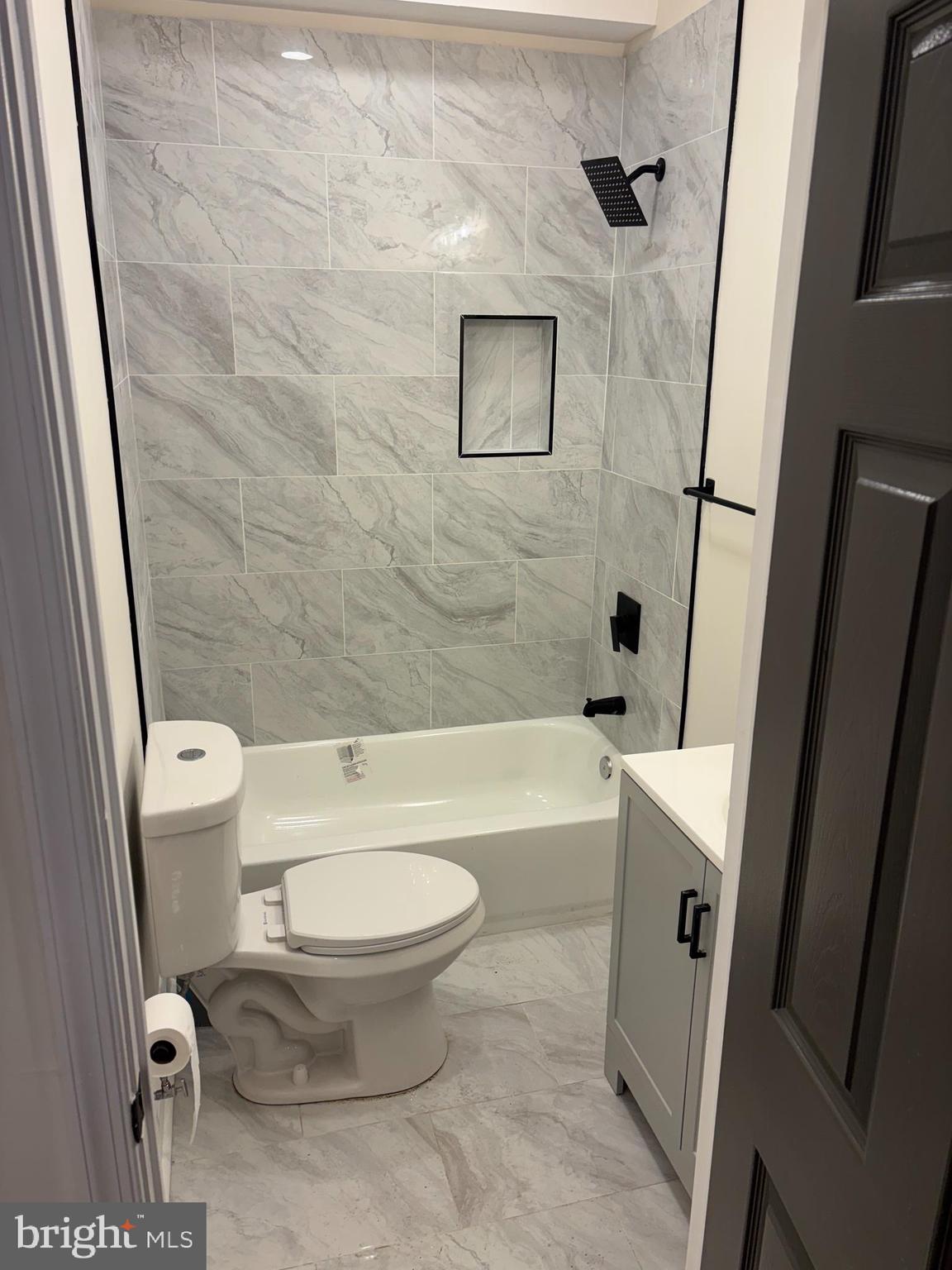 137 W WASHINGTON LANE 3