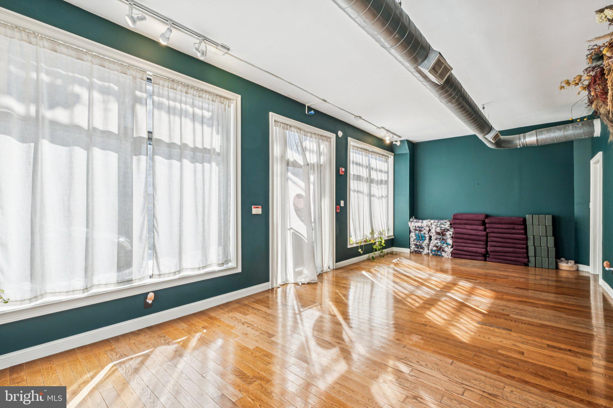 231 W COULTER STREET 33