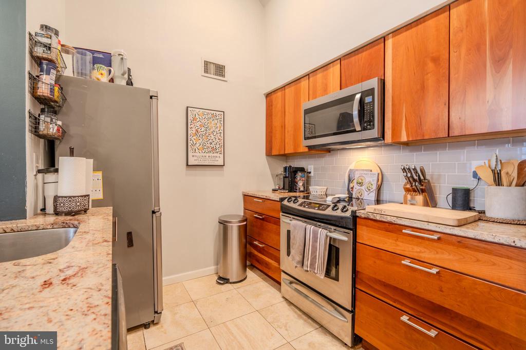 2302 SPRUCE STREET 00 1