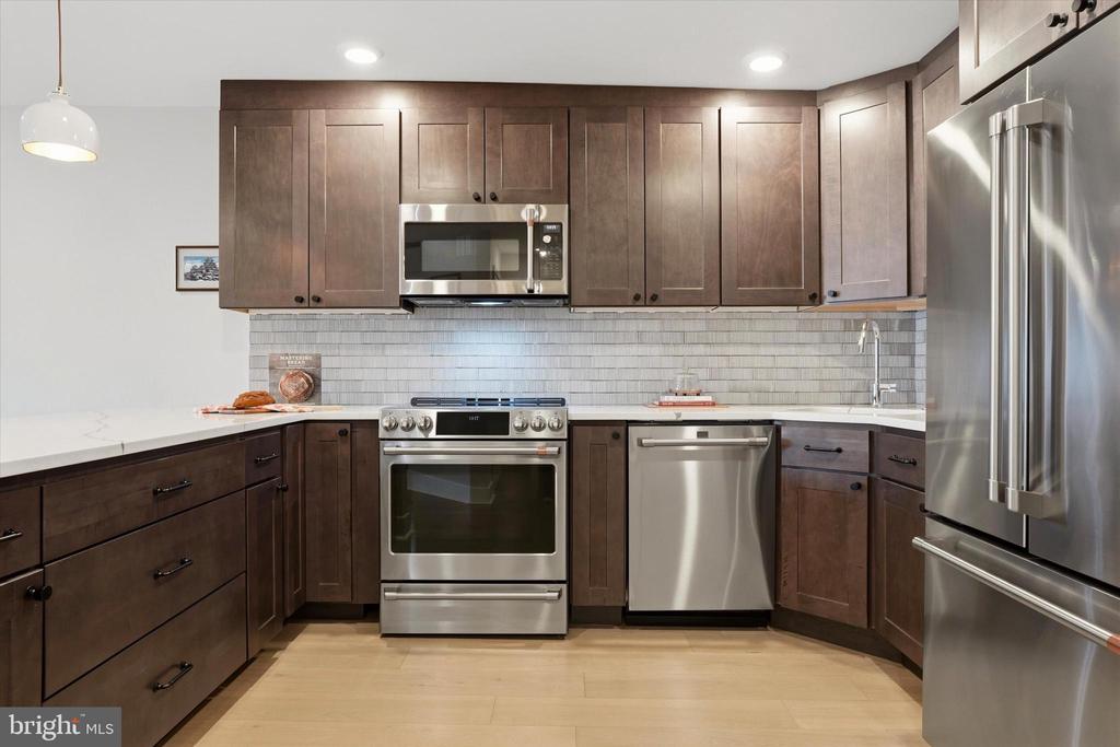 241 S 6TH ST 1304F