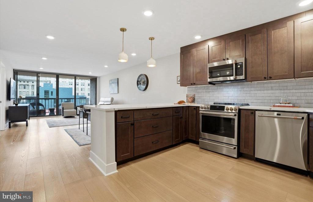 241 S 6TH ST 1304F