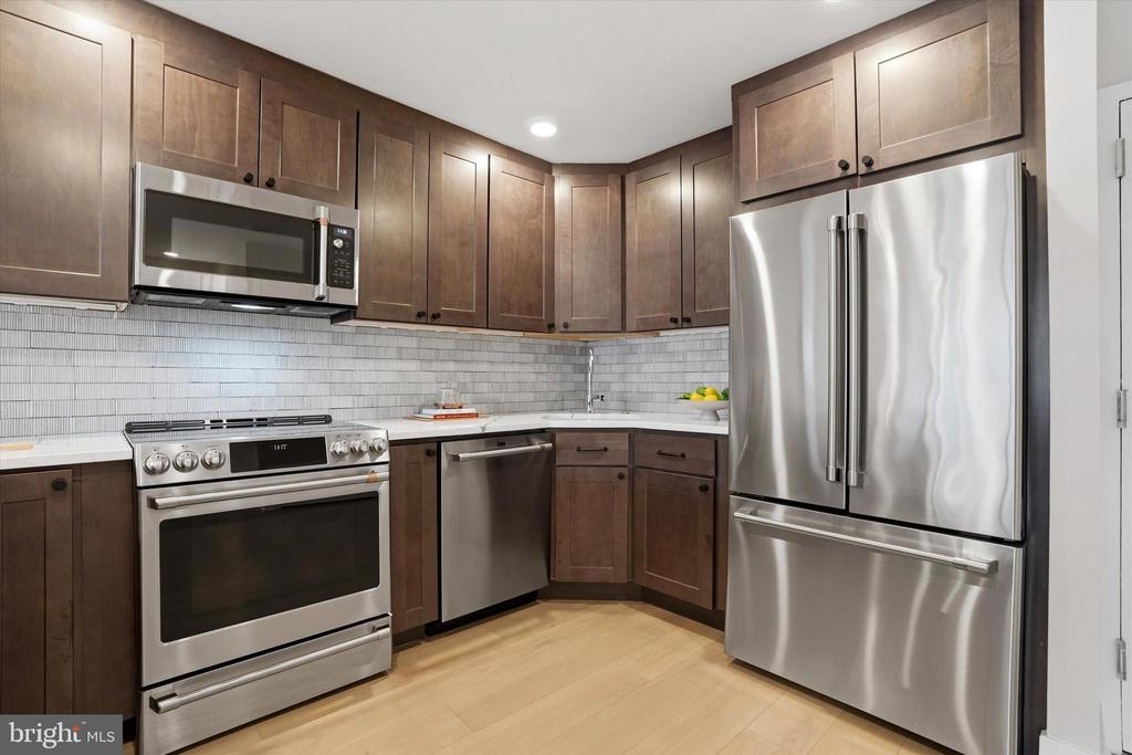241 S 6TH ST 1304F