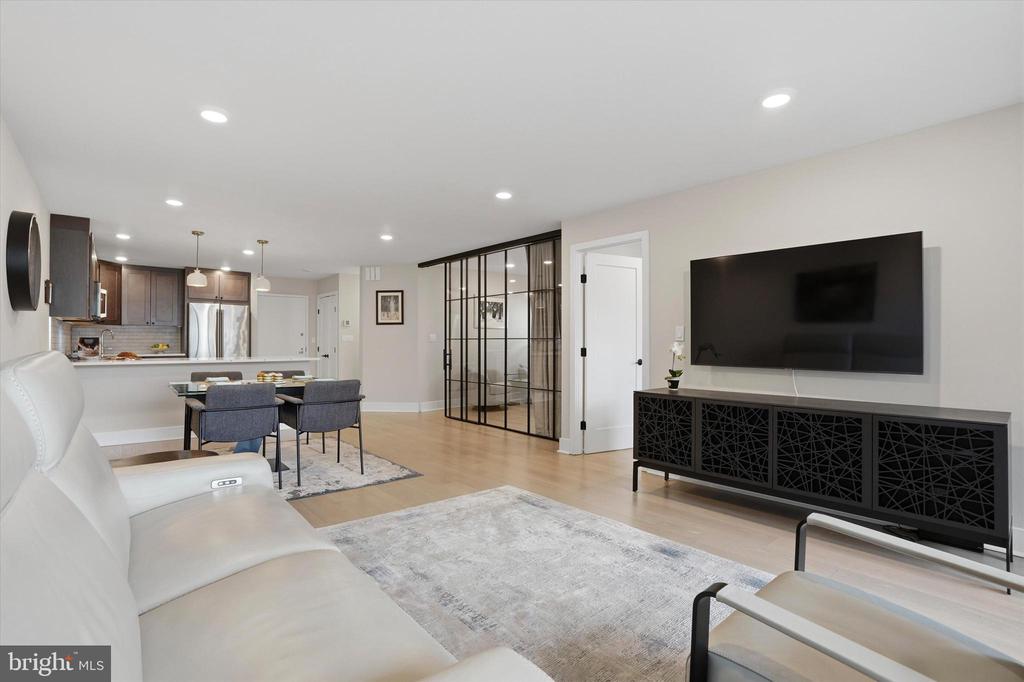 241 S 6TH ST 1304F