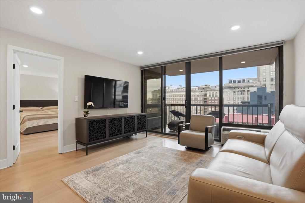 241 S 6TH ST 1304F