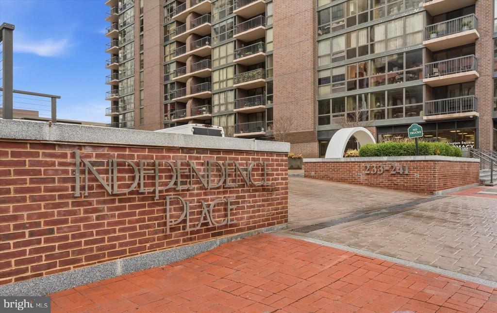 241 S 6TH ST 1304F