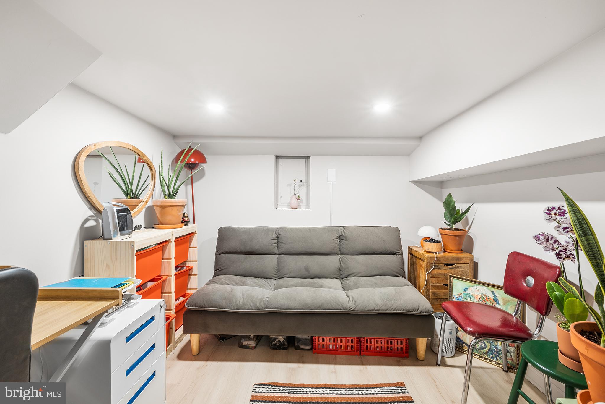 1567 E HEWSON STREET