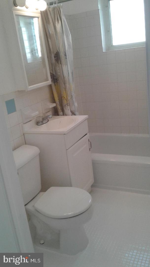 923 SPRUCE STREET 2R