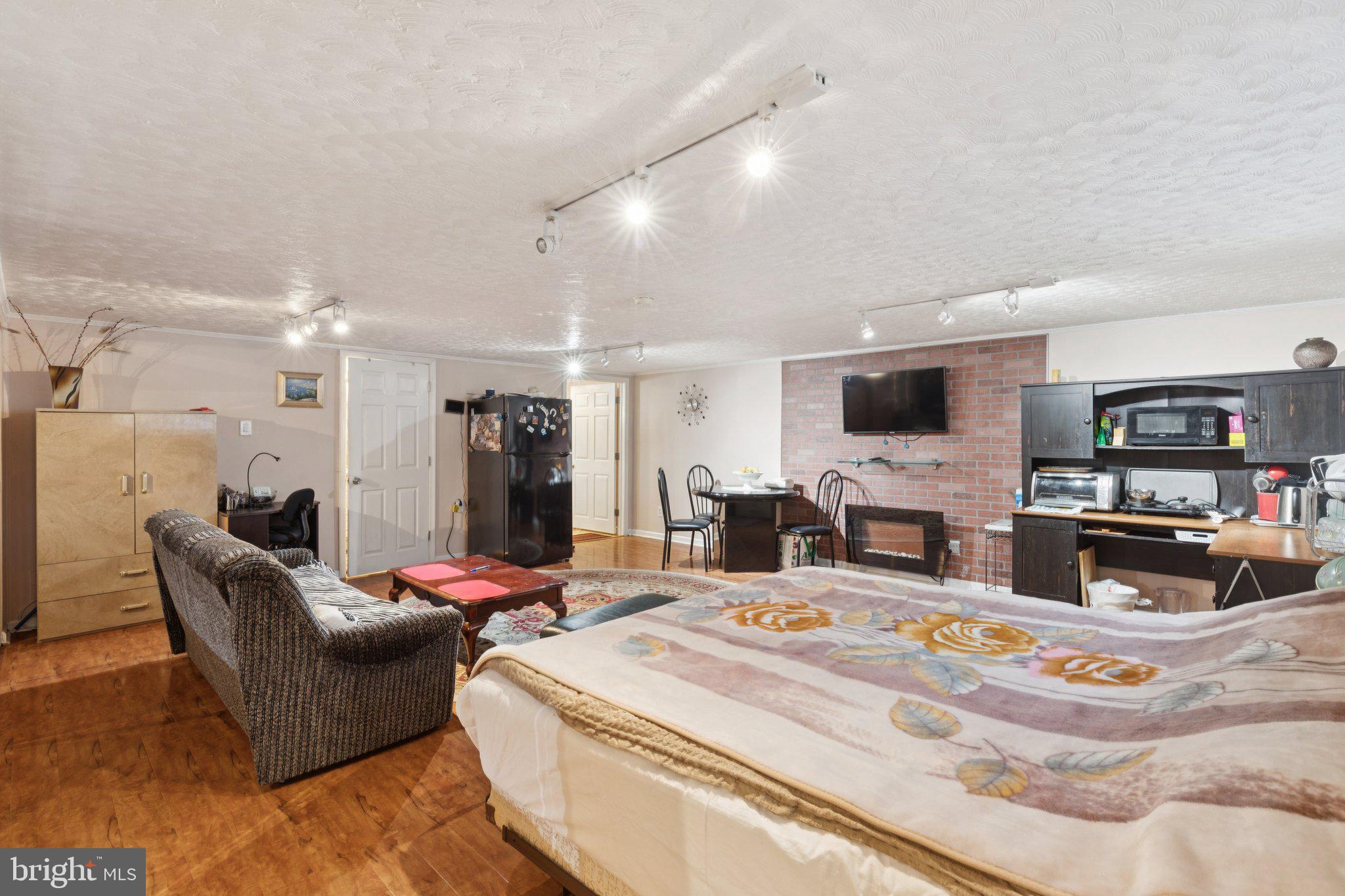 1928 KENTWOOD STREET