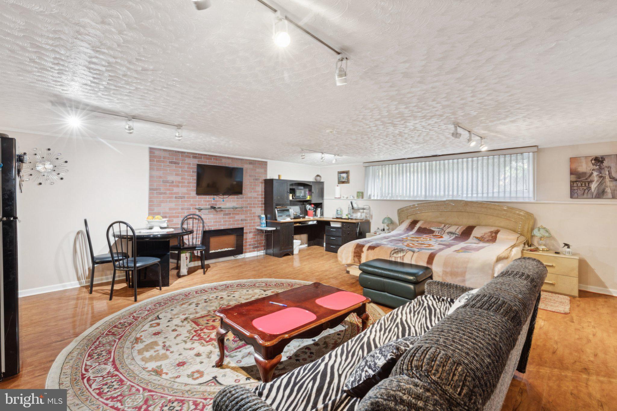 1928 KENTWOOD STREET