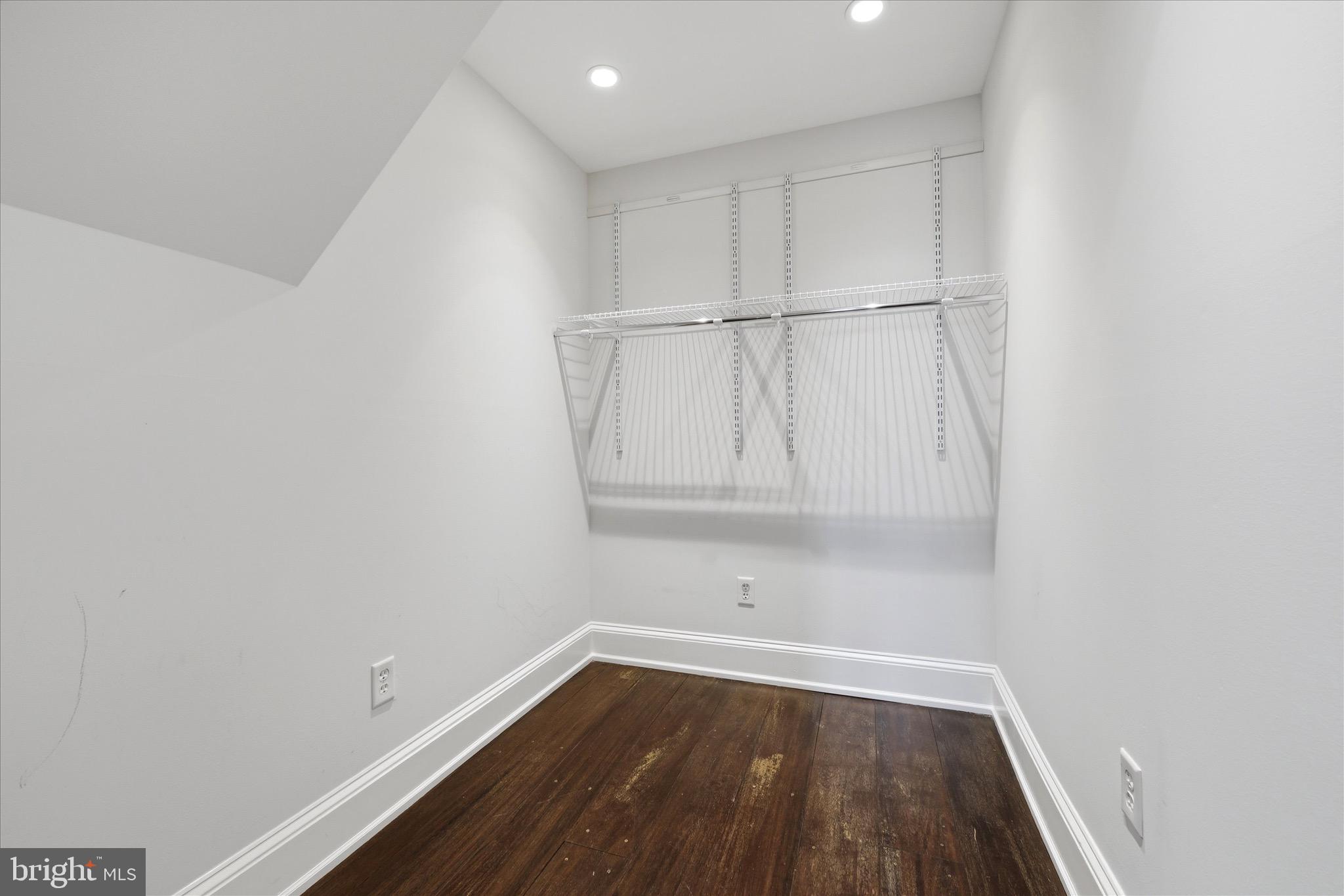 330 E THOMPSON STREET