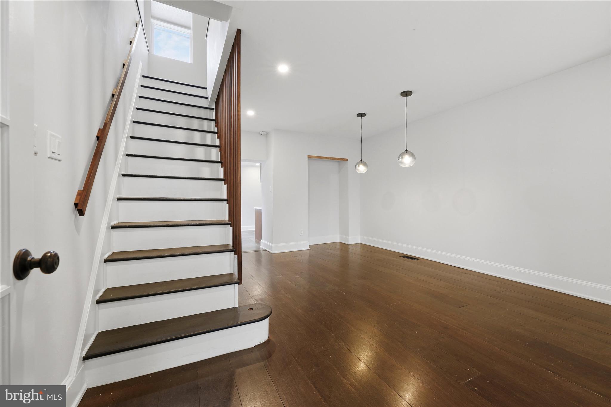 330 E THOMPSON STREET