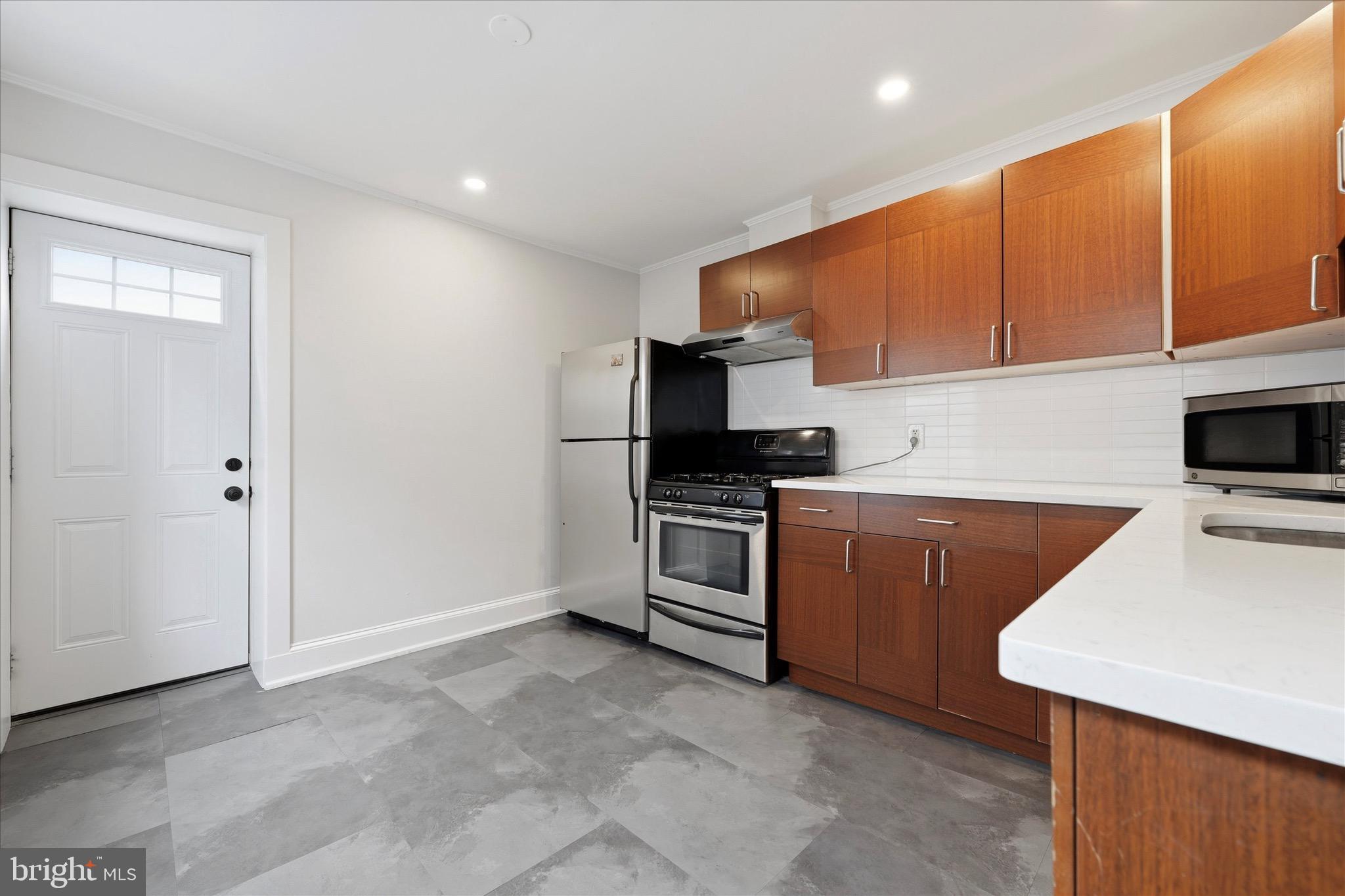 330 E THOMPSON STREET