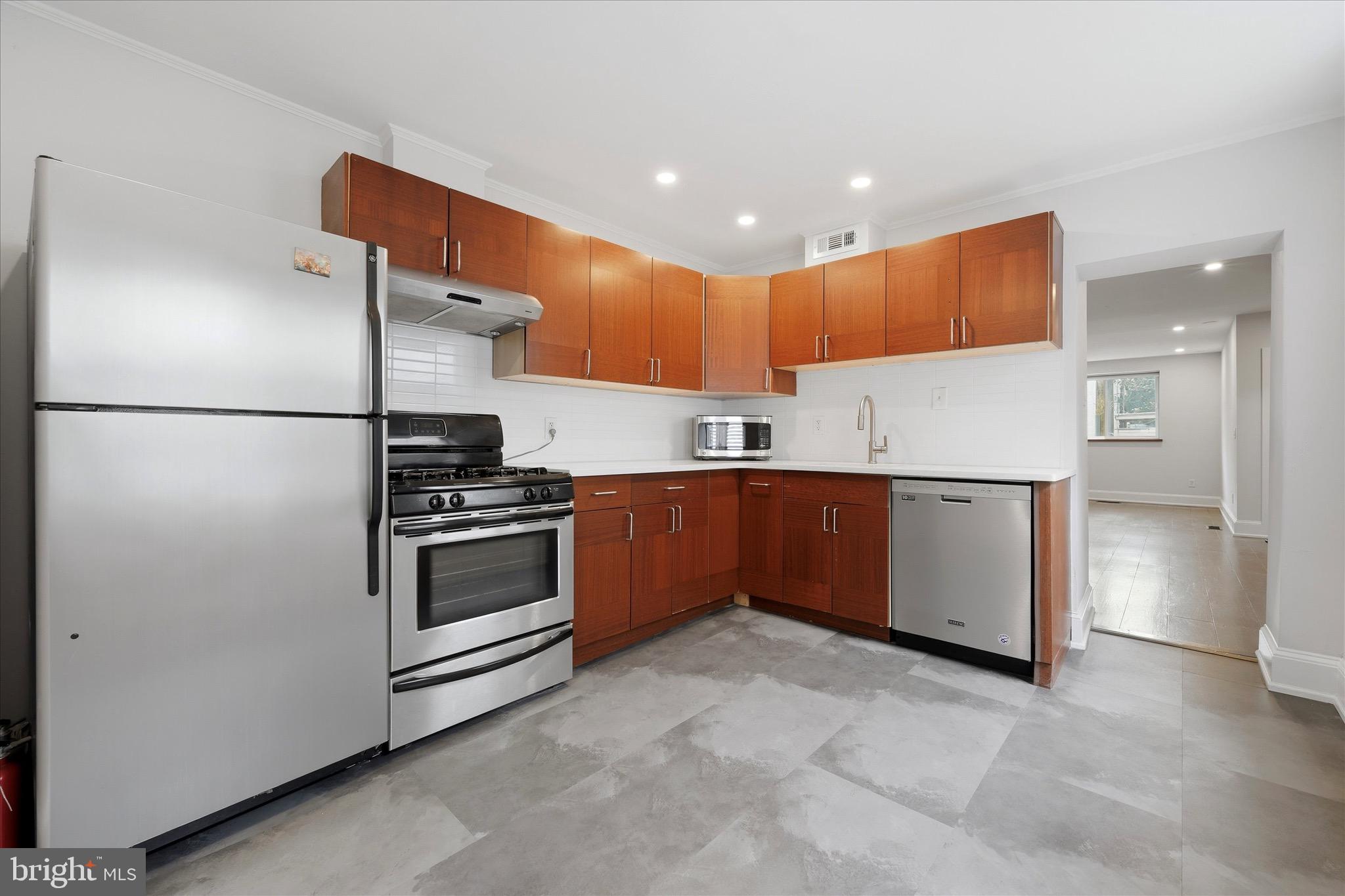 330 E THOMPSON STREET