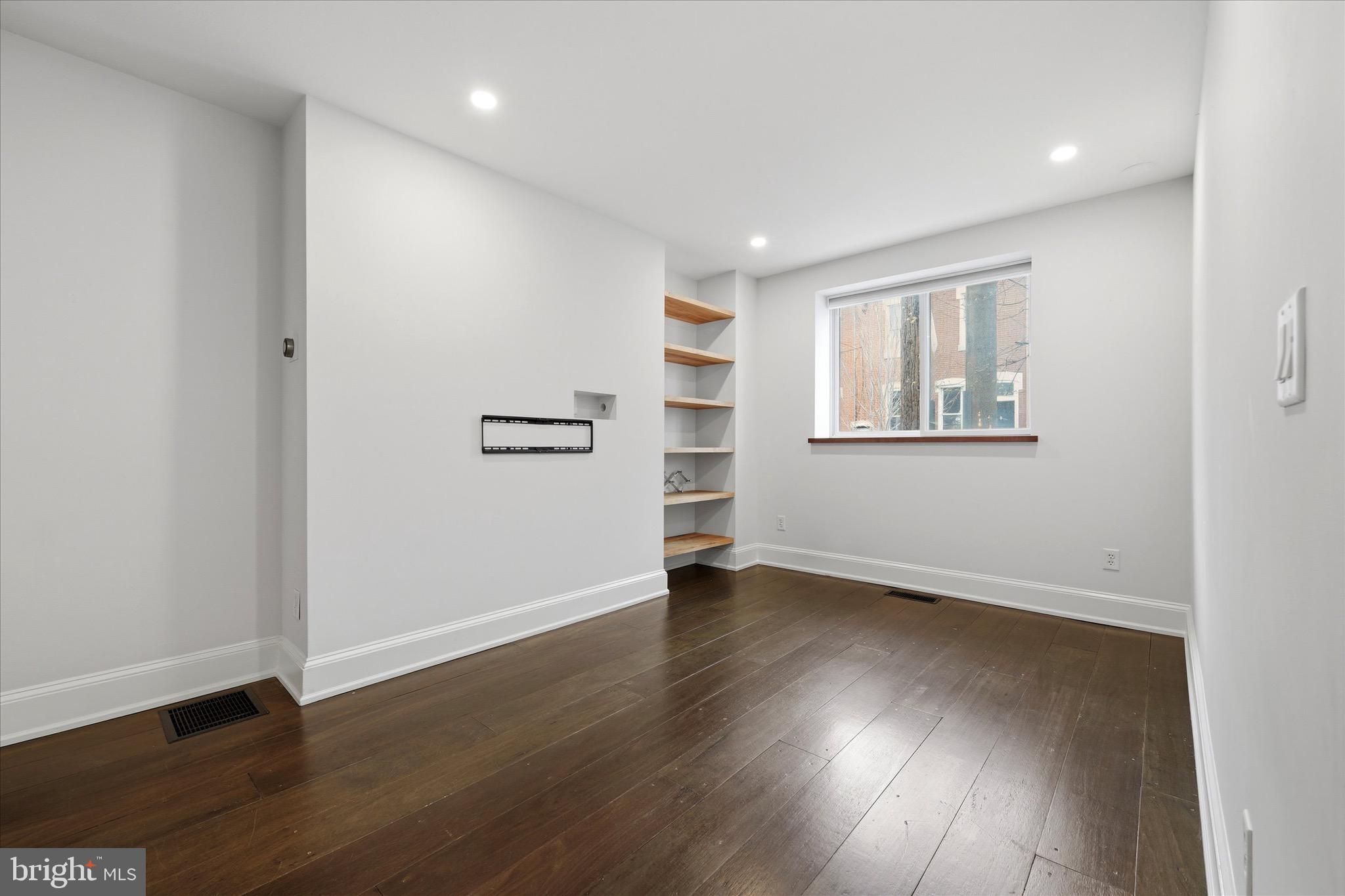 330 E THOMPSON STREET