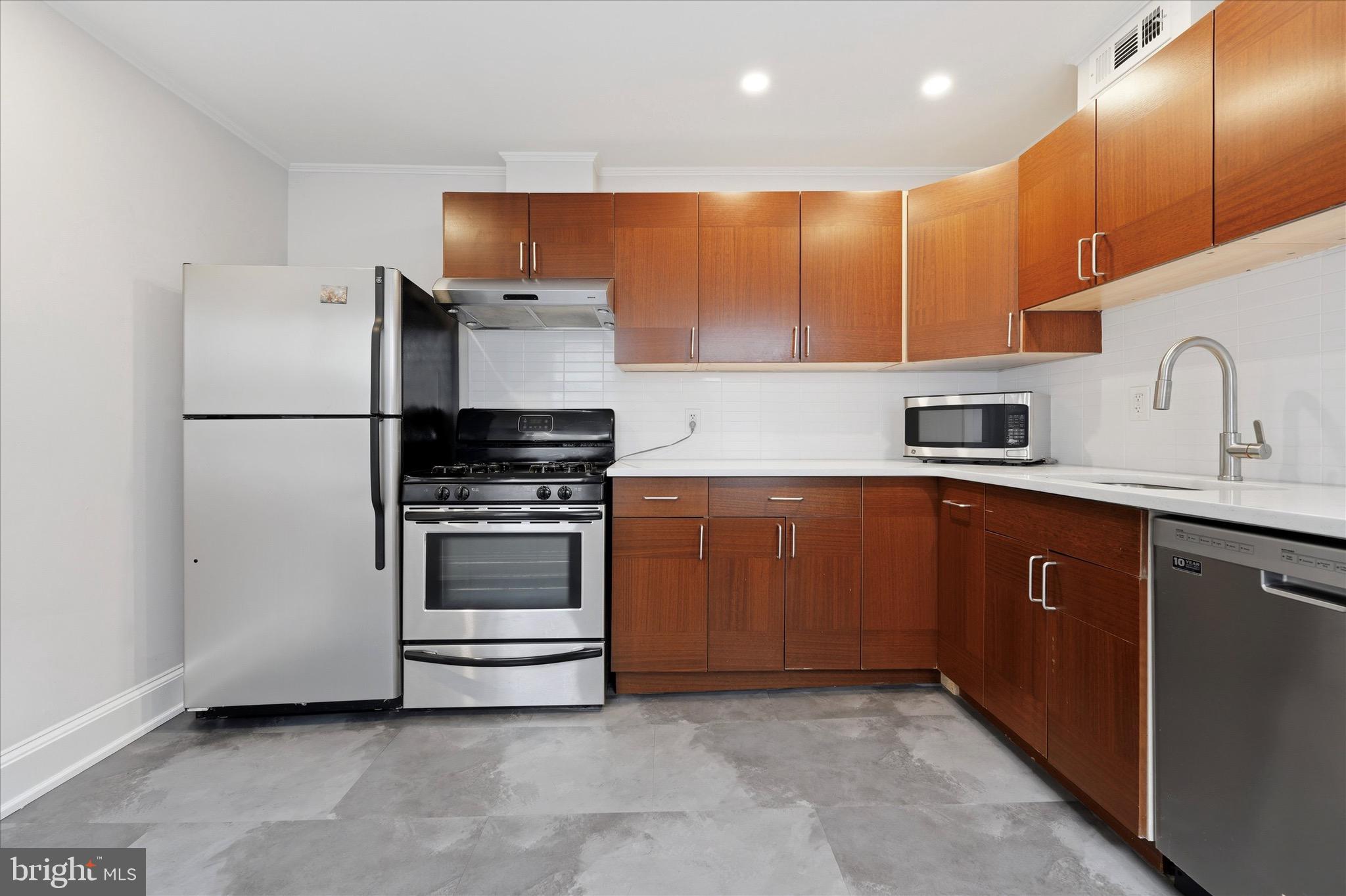 330 E THOMPSON STREET