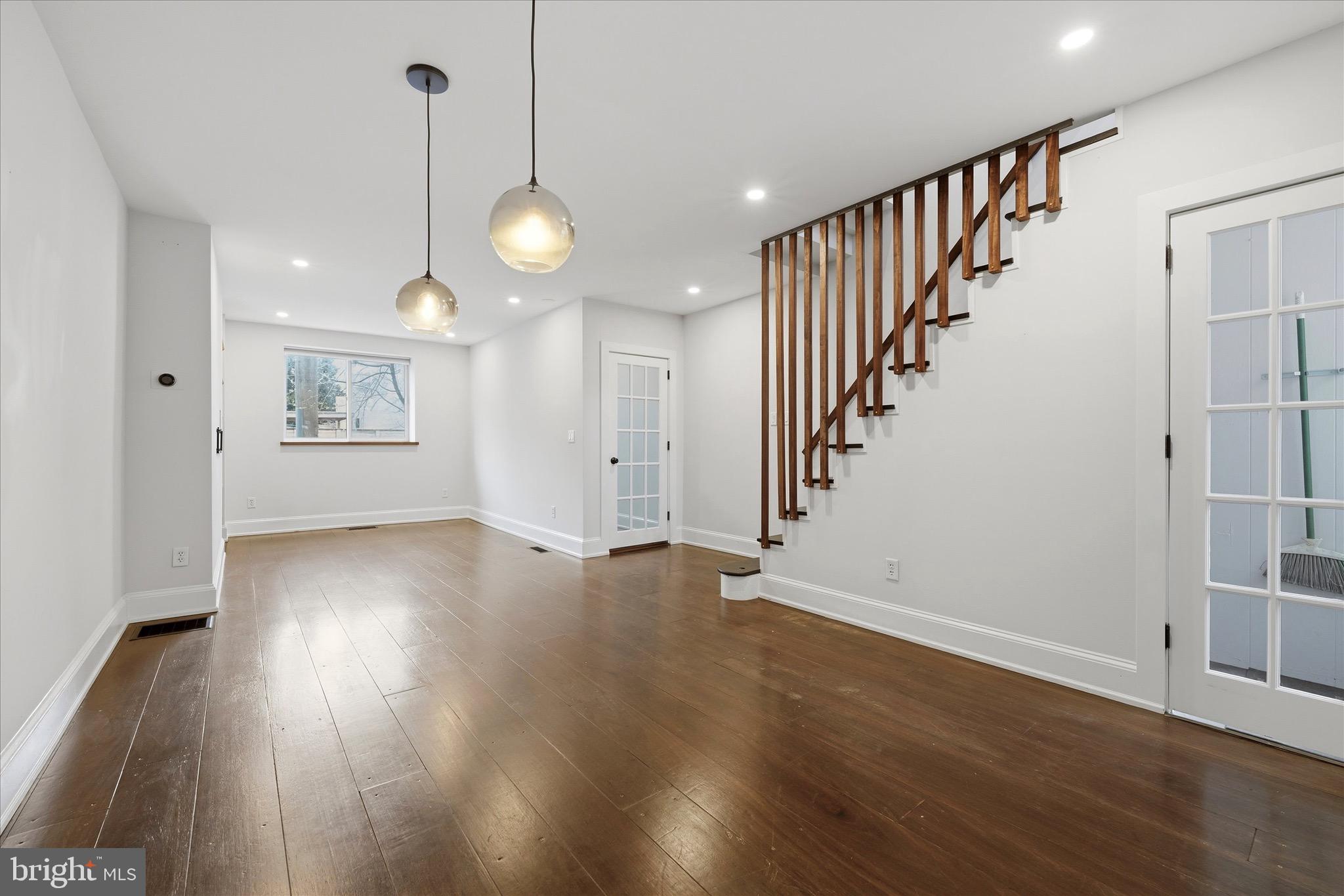 330 E THOMPSON STREET