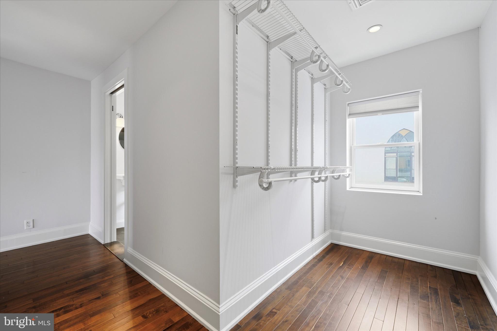 330 E THOMPSON STREET