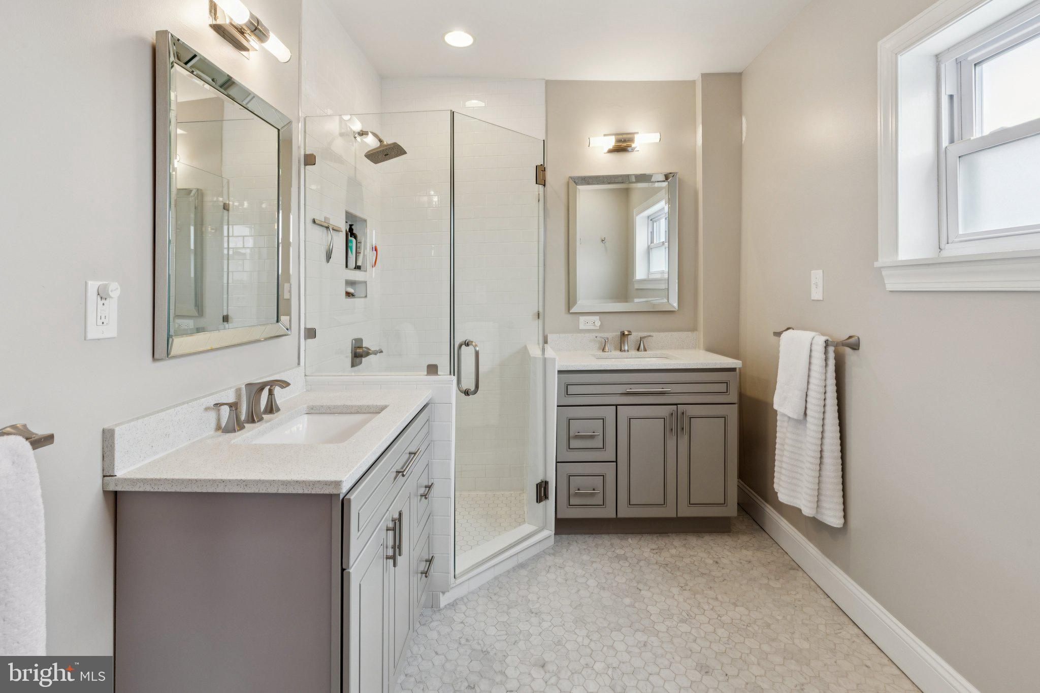 858 E THOMPSON STREET