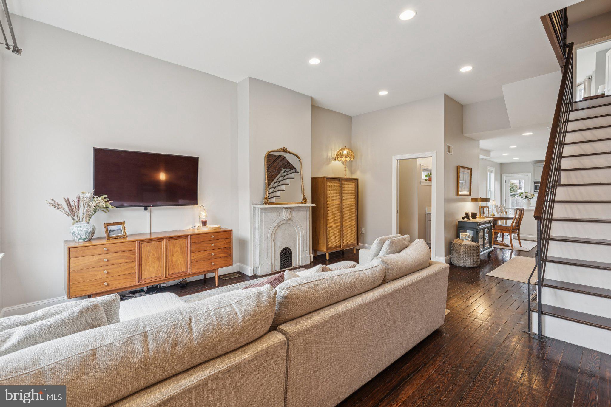 858 E THOMPSON STREET