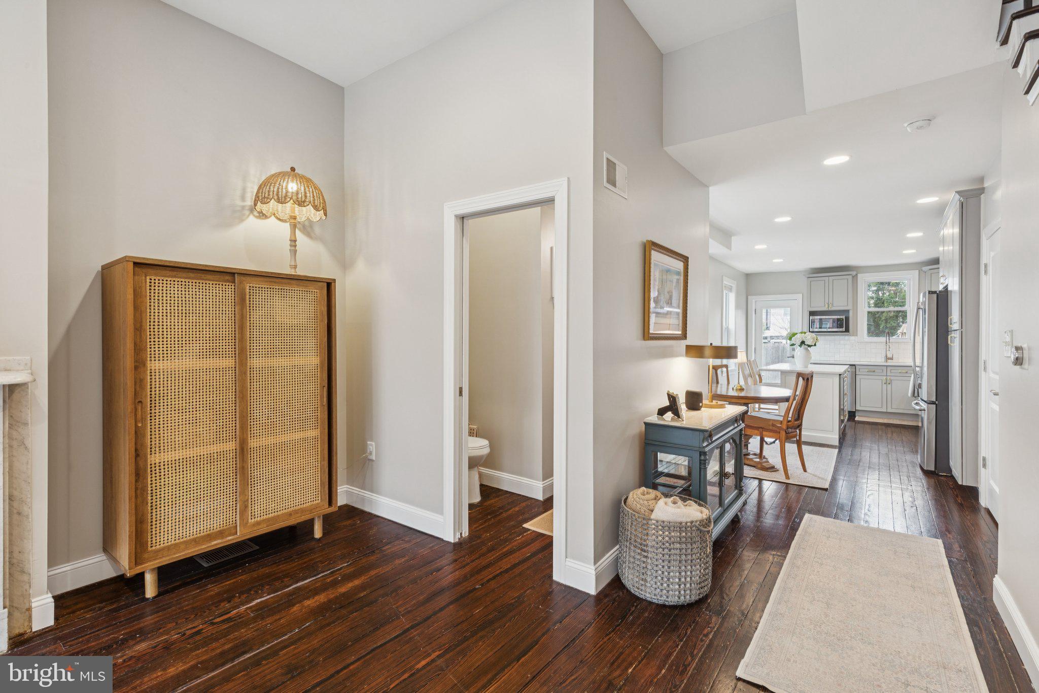 858 E THOMPSON STREET