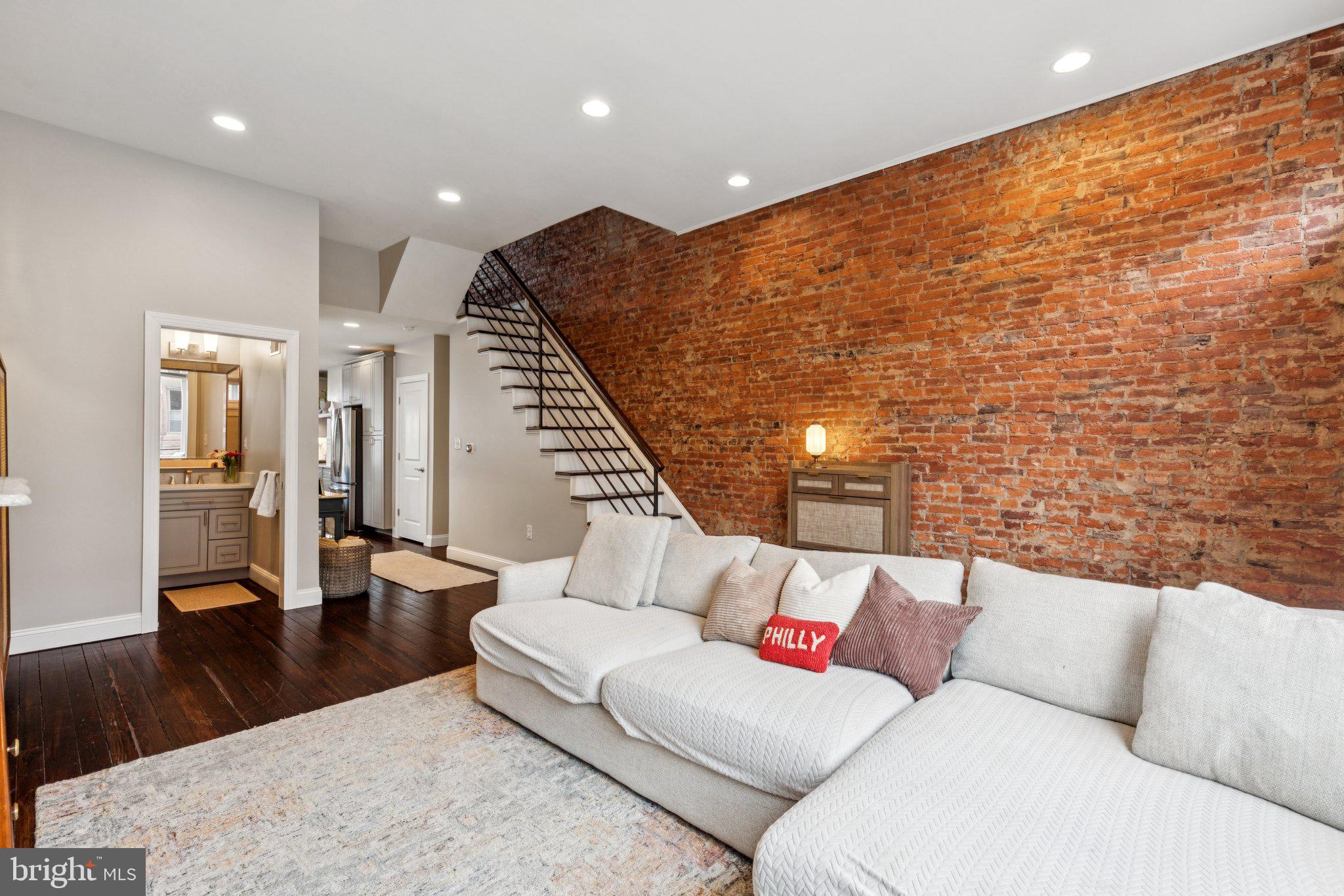 858 E THOMPSON STREET