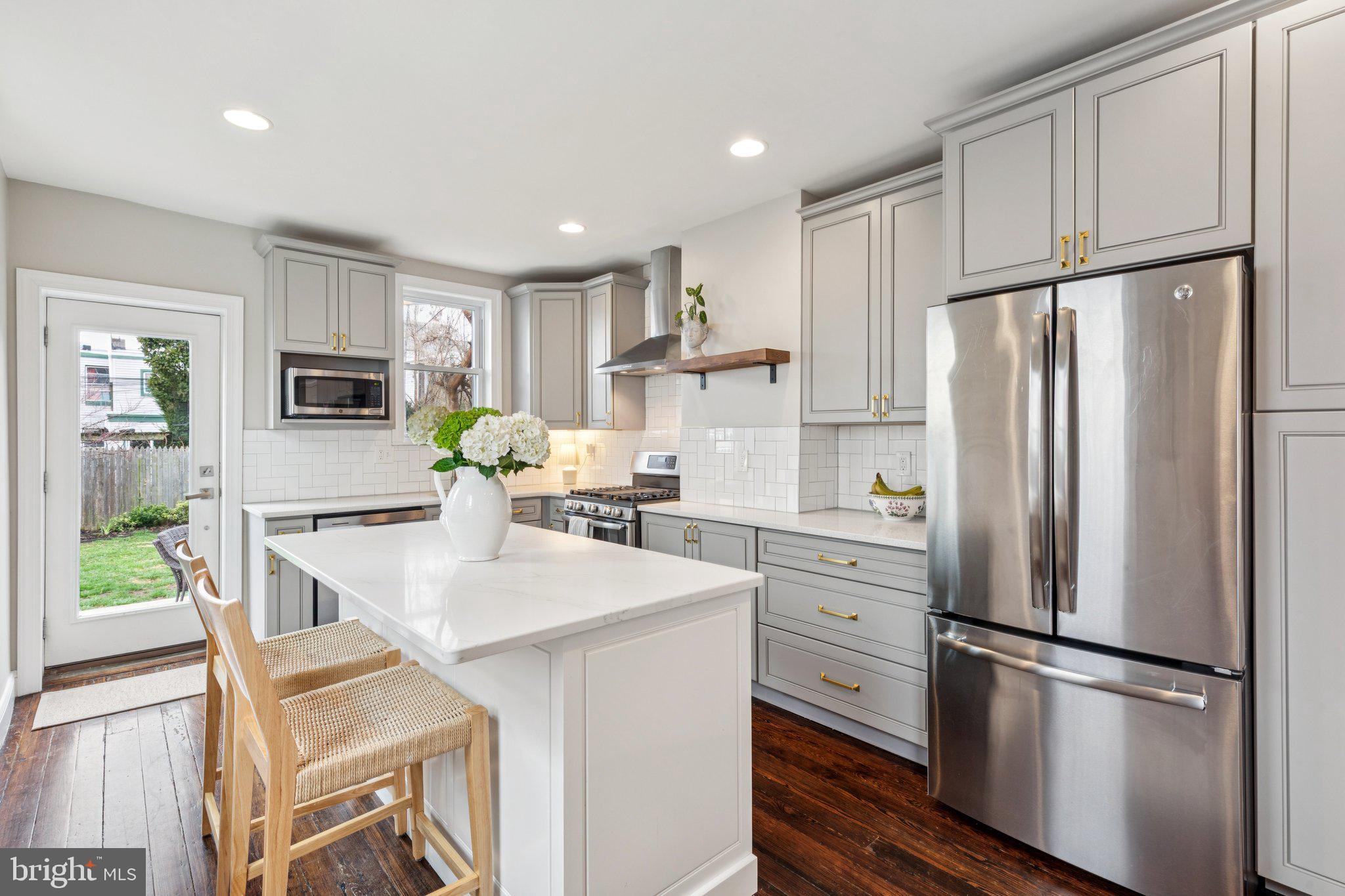 858 E THOMPSON STREET