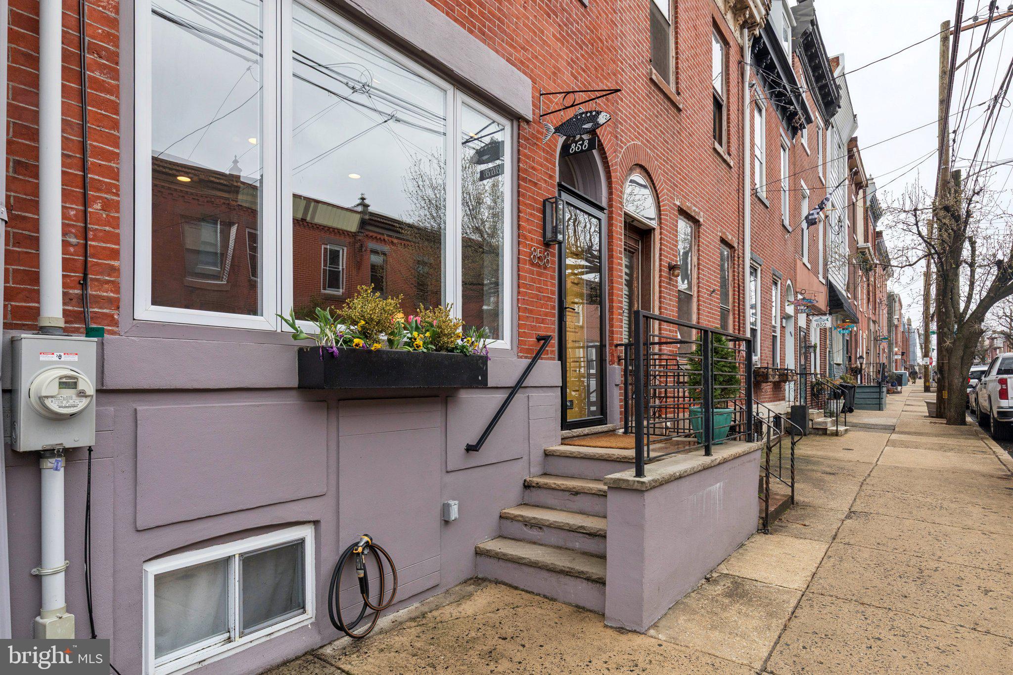 858 E THOMPSON STREET