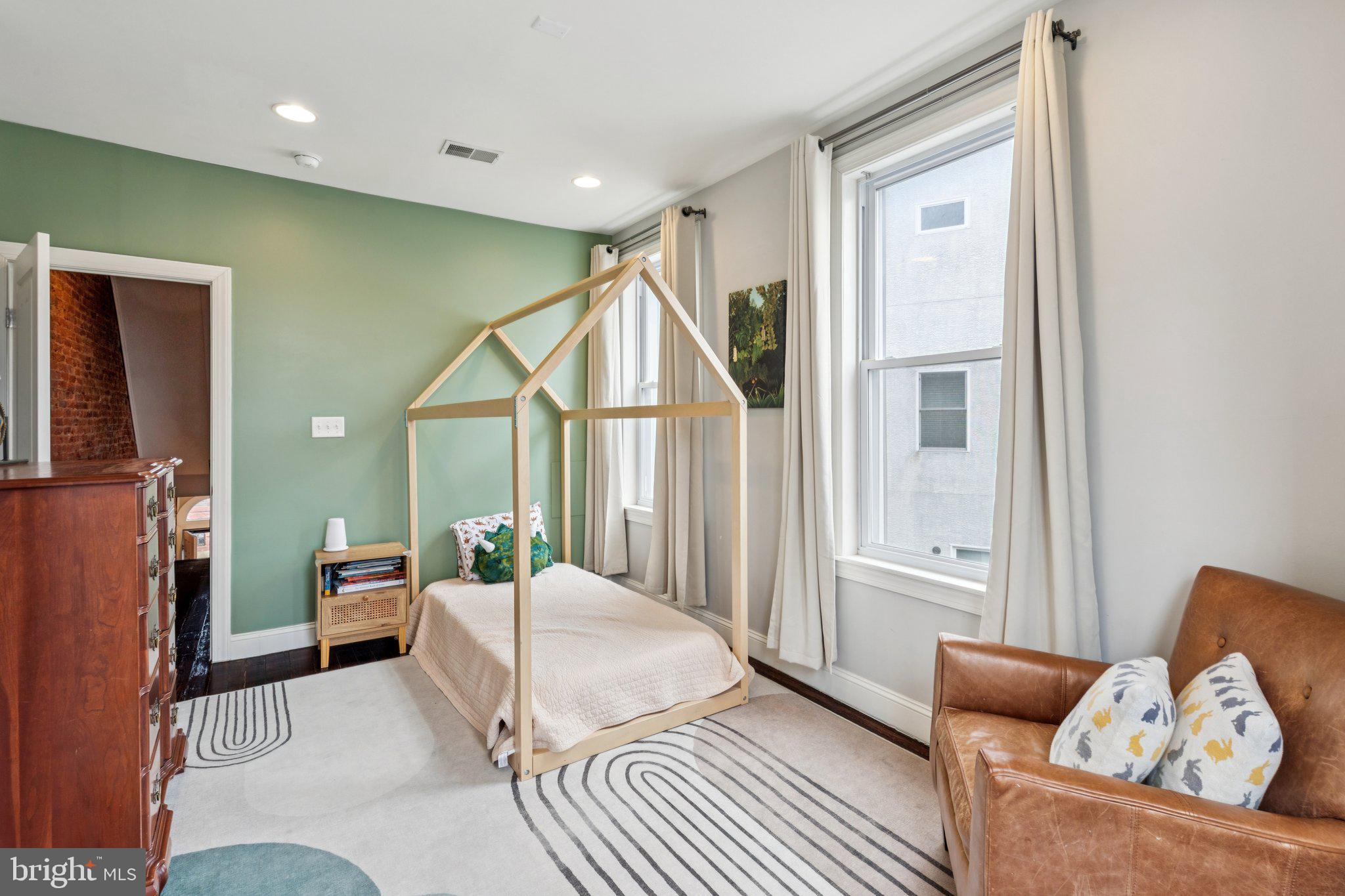 858 E THOMPSON STREET