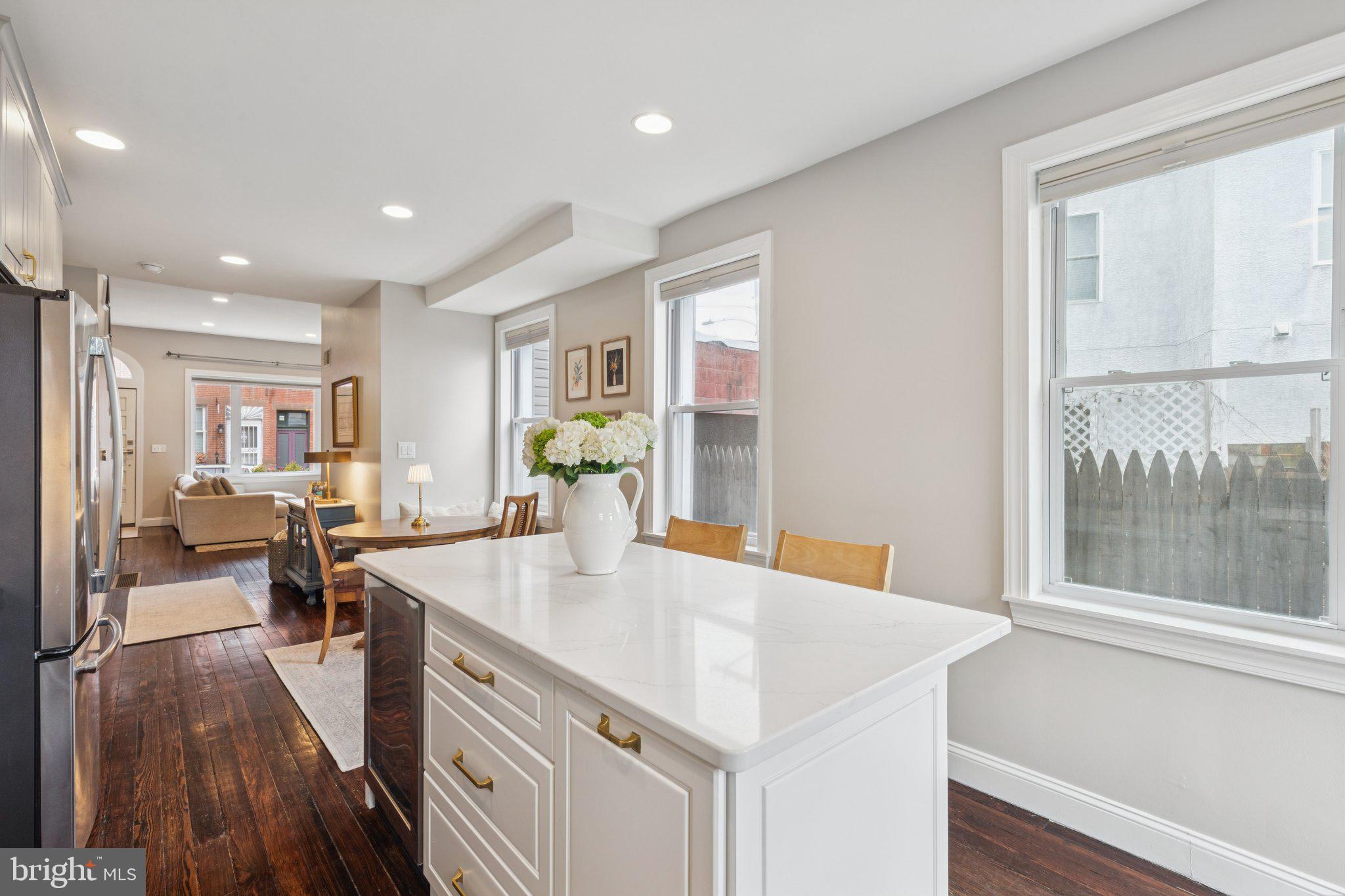 858 E THOMPSON STREET