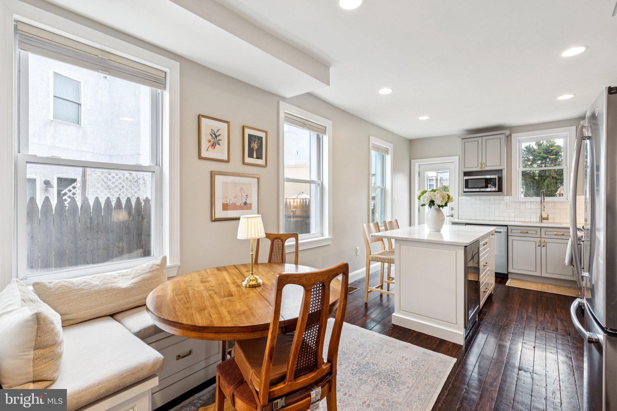 858 E THOMPSON STREET