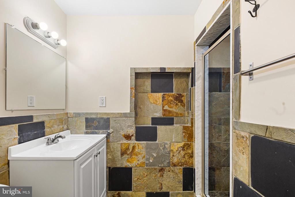 1542 E PASSYUNK AVENUE 2ND FLOOR