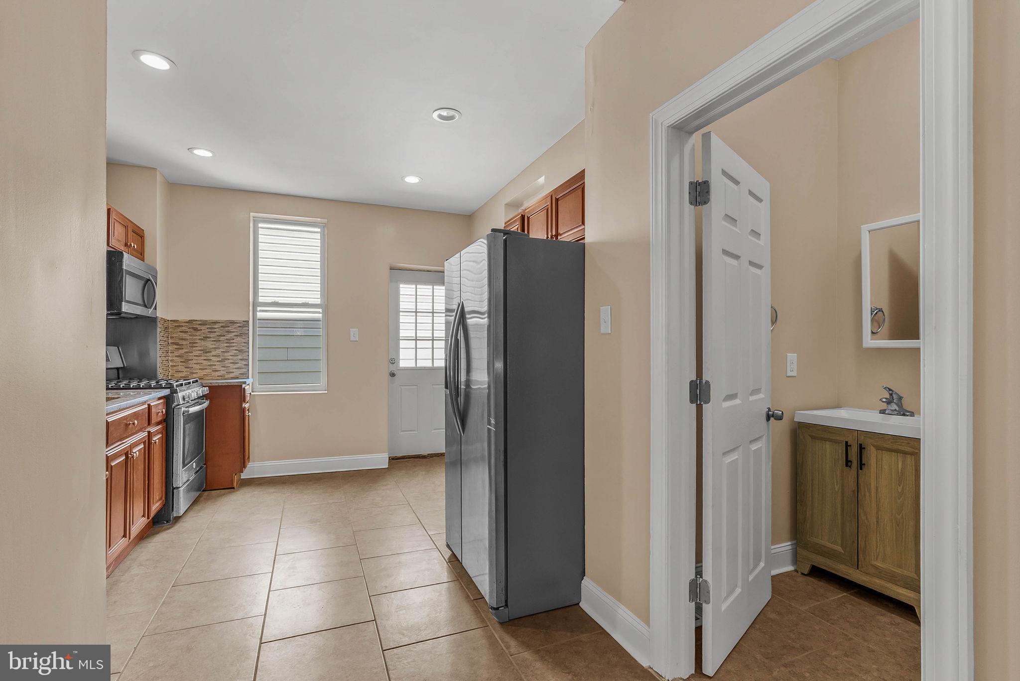 1567 E MONTGOMERY AVENUE