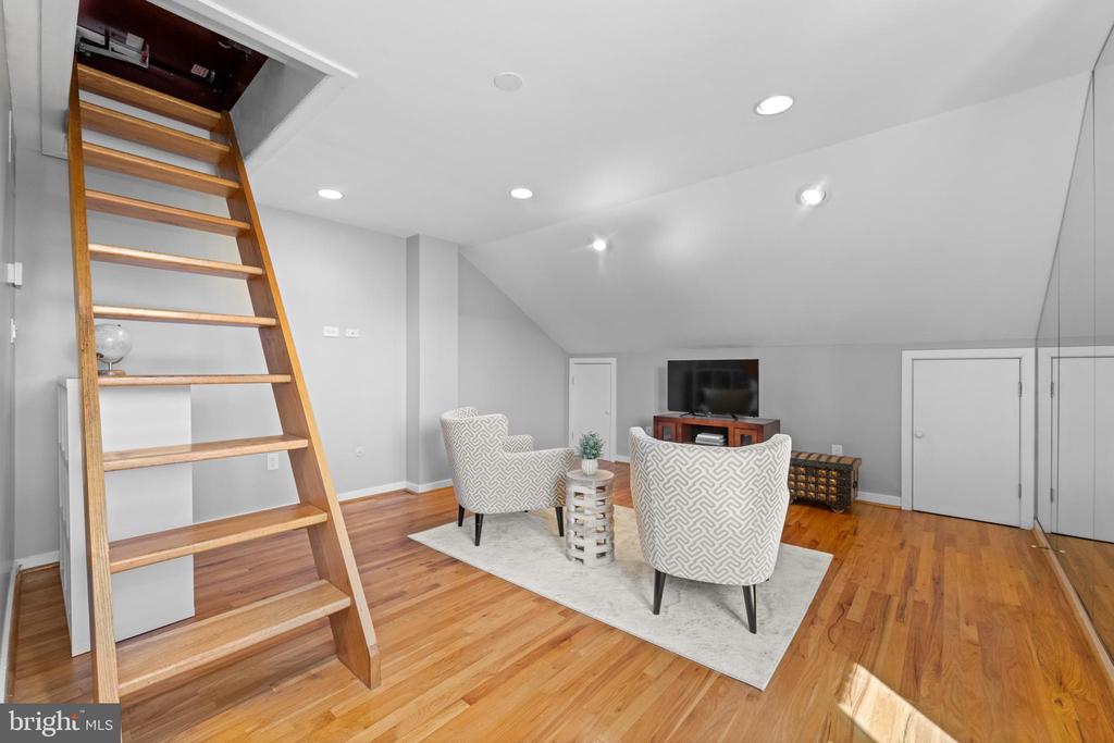 303 SPRUCE STREET