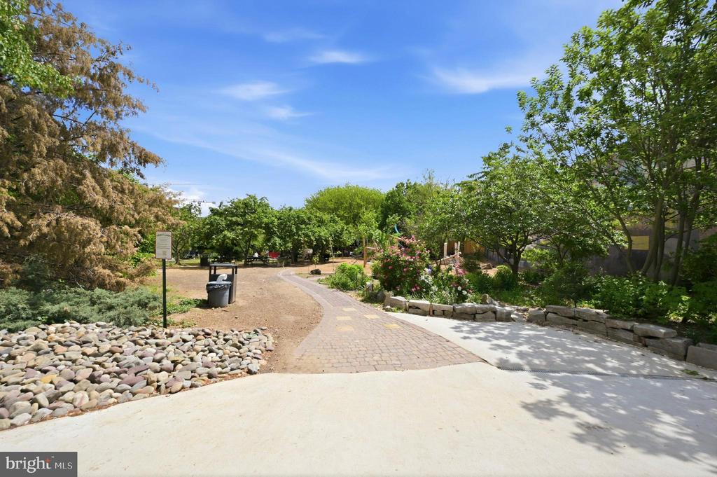 934 N 3RD STREET 50 302